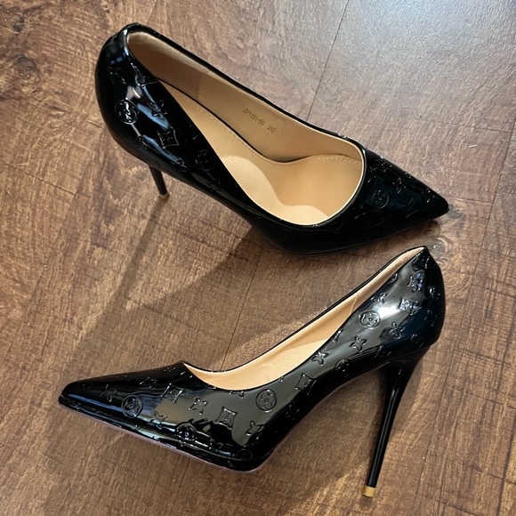 Elegant Black Pumps heels shiny exterior size 7.5 - Picture 1 of 12